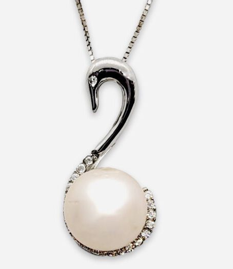 Elegant Swan Pearl Necklace